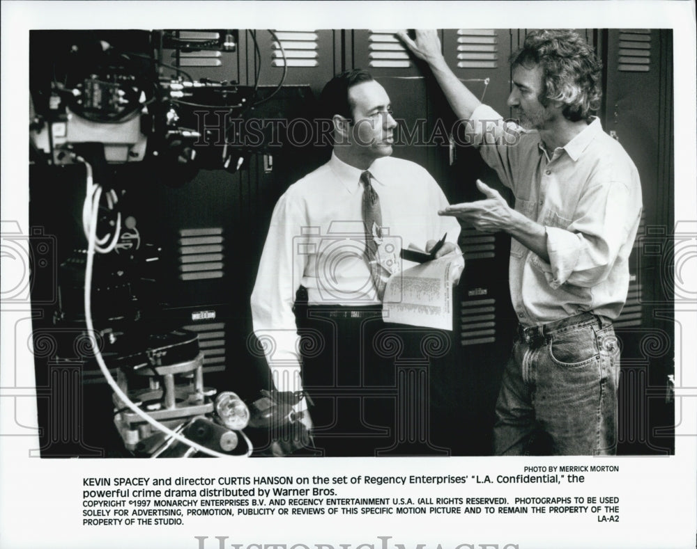 1997 Press Photo Kevin Spacey, director Curtis Hanson "L. A. Confidential" - Historic Images