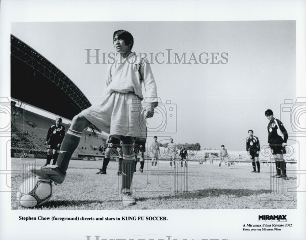 2002 Press Photo Actor Stephen Chow Starring In TV Series &quot;Kung Fu Soccer&quot; - Historic Images