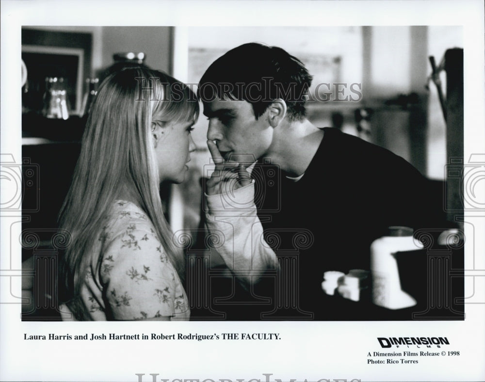 1998 Press Photo "The Faculty" LAura Harris & Josh Hartnett - DFPG90245 - Historic Images