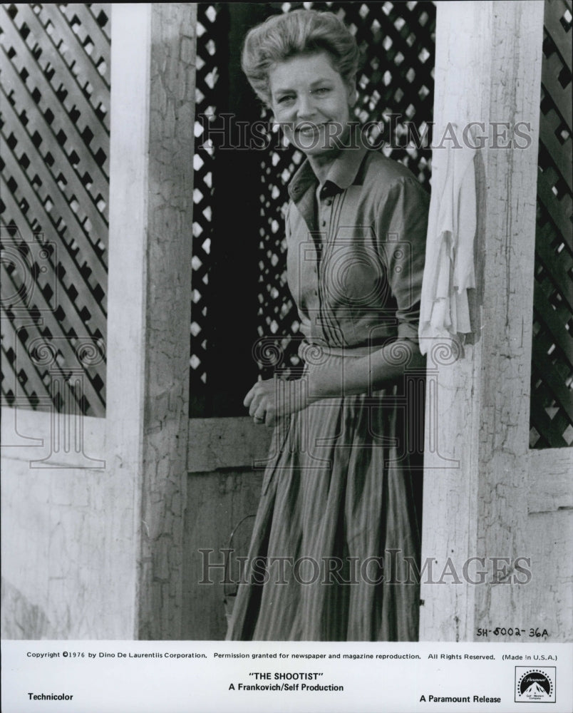 1976 Press Photo Lauren Bacall "The Shootist" - Historic Images