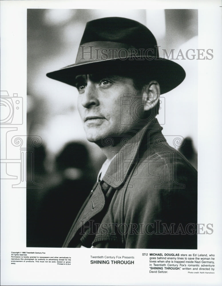 1992 Press Photo Actor Michael Douglas Stars In Drama Film "Shining Through" - Historic Images