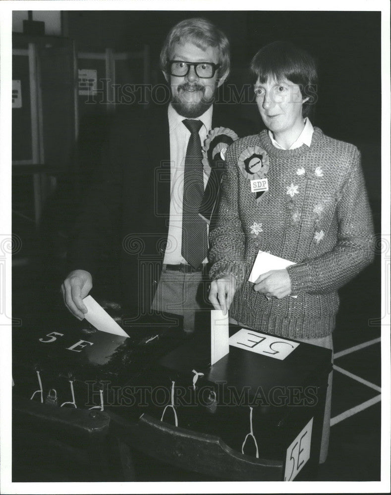 1981 Liberal Alliance candidate Bill Pitt &amp; Wife Janet Cast Votes-Historic Images