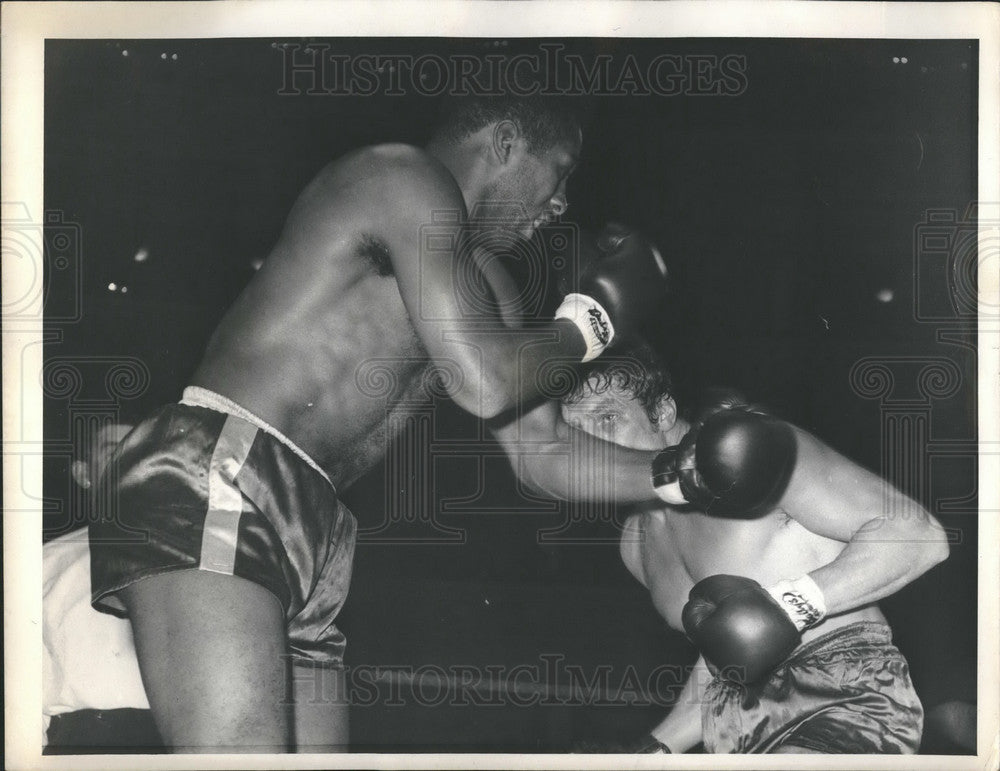 Press Photo British Heavyweight Billy Walker Attacks American Ray Patterson - Historic Images
