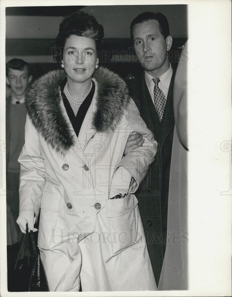 1958 Lady Beatty friend of singer Frank Sinatra at London airport - Historic Images