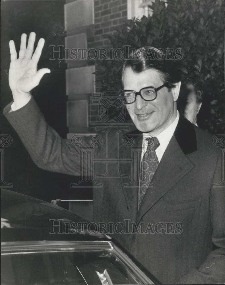 1976 US Ambassador To Britain Elliot Richardson Leaves for Home - Historic Images