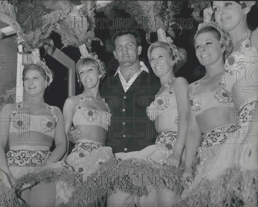 Press Photo Brian London is visited by showgirls from a nearby theater-Historic Images