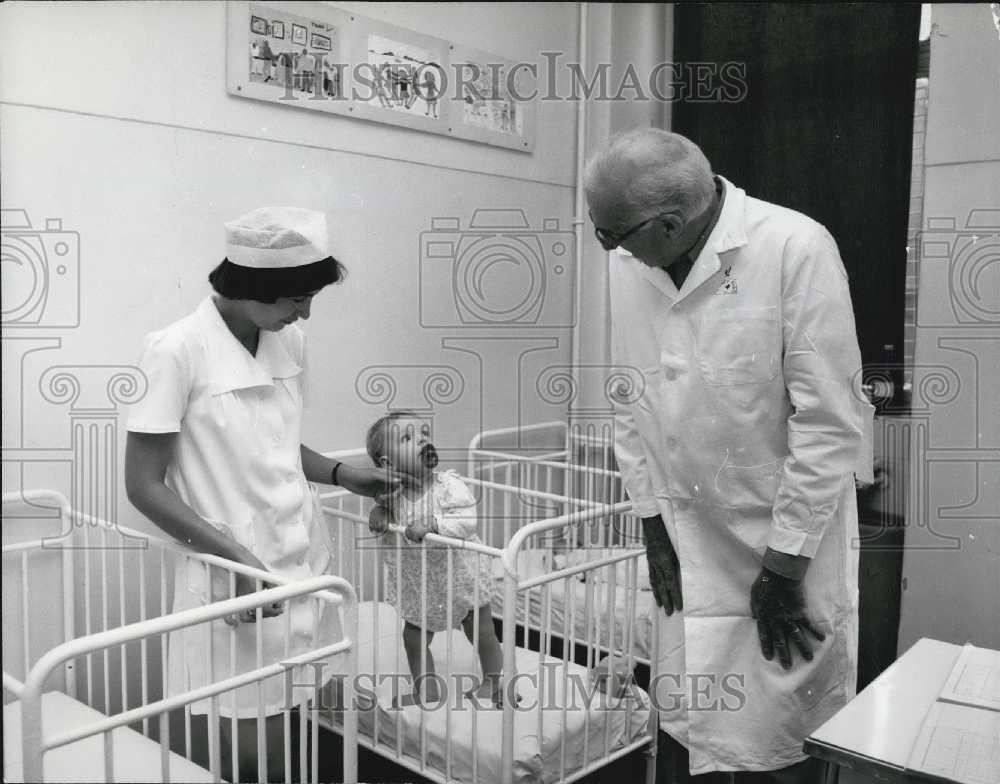 1977 American Pediatrician Dr. Spock in Budapest - Historic Images