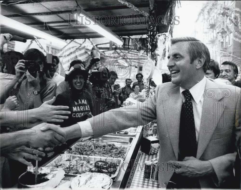 Press Photo Senator Walter Mondale Campaign Abe Beam New York - Historic Images