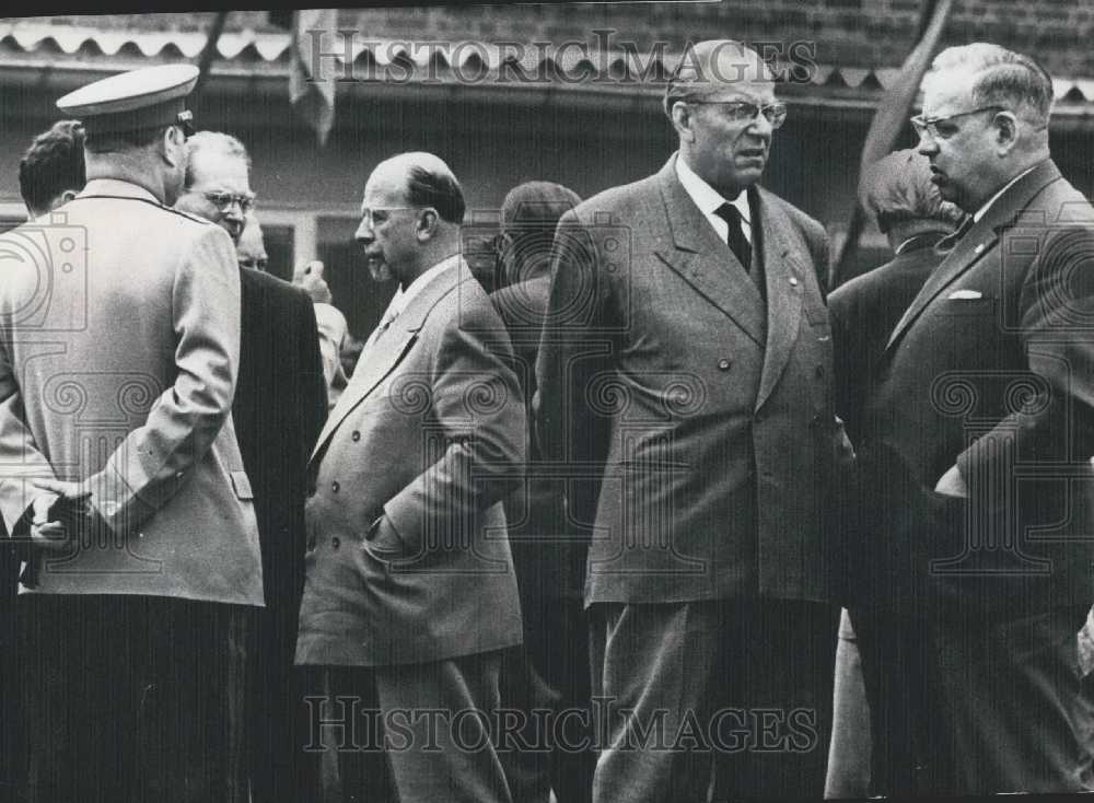 1960 Press Photo Red Army officials awaiting East Berlin arrival of Cruschtschow - Historic Images