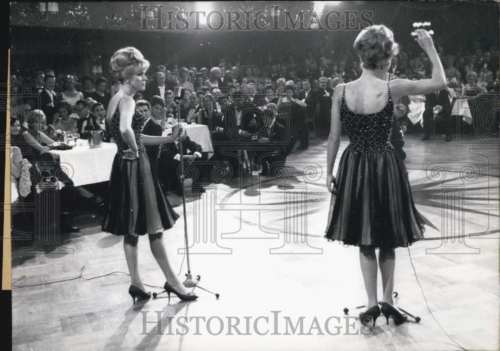 1964 Press Photo Kessler Sisters Dancers Munich Hotel Bayerischer Hof - Historic Images