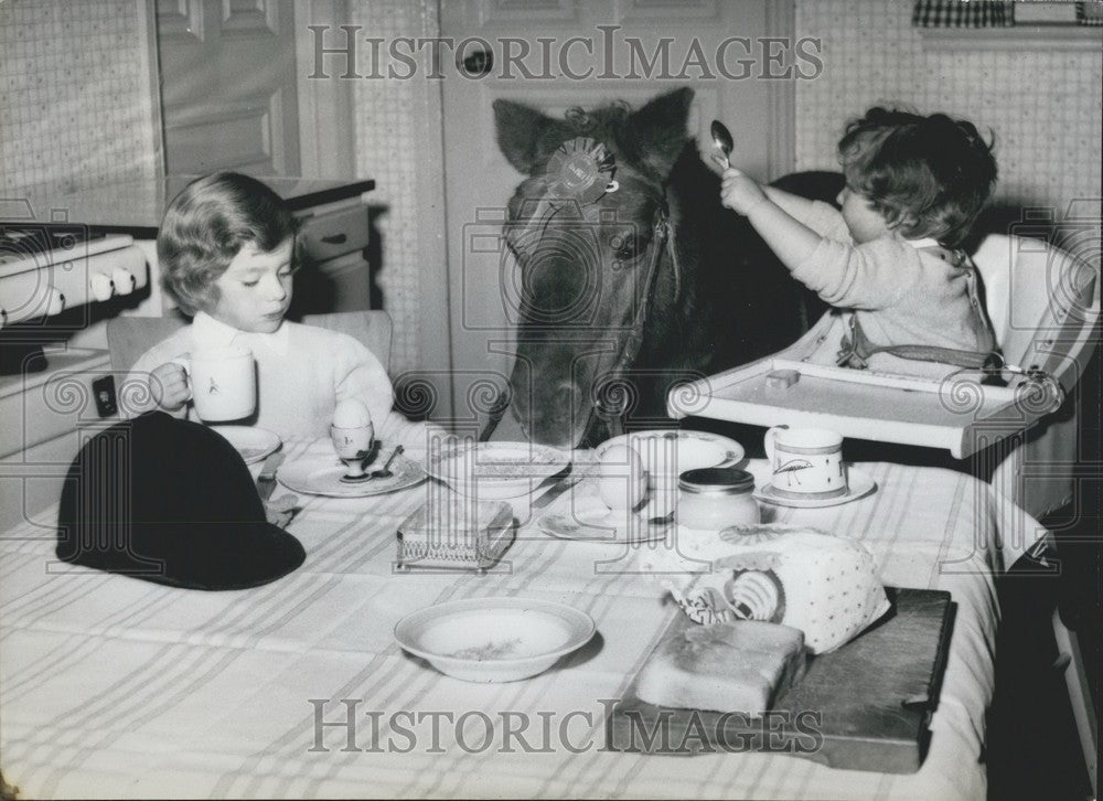  Anne, Peter, Susie, Tea Time - Historic Images