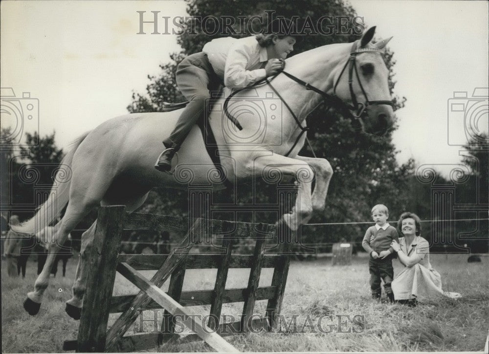 1958 Press Photo Auriol, Crispin, Gymkhana - Historic Images