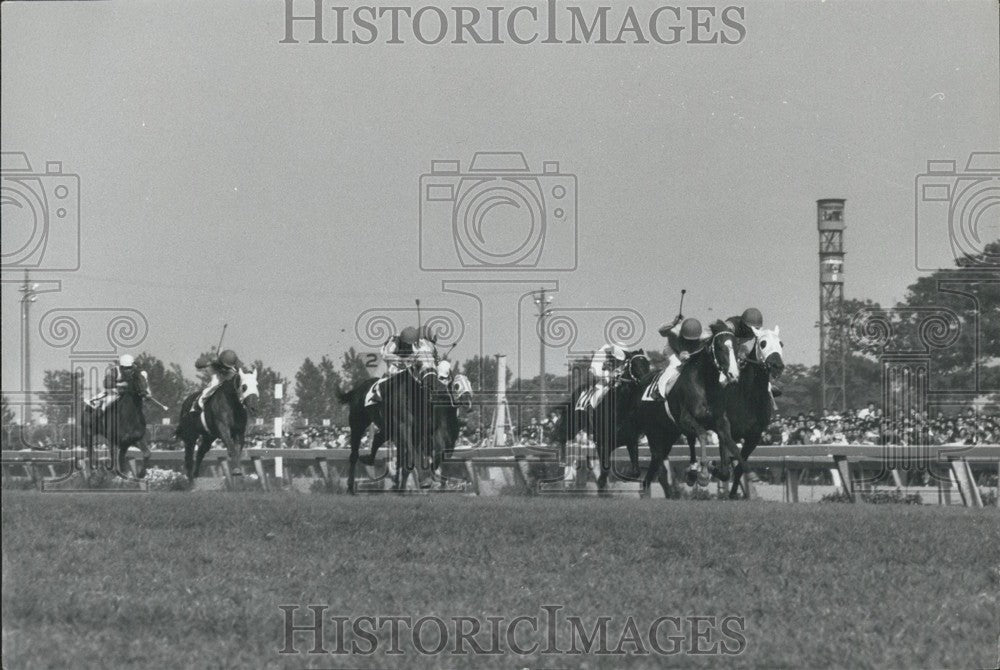 1970 Press Photo Jockey Isao Yasuda Whips up "Tanino Moutiers in Japan Derby - Historic Images