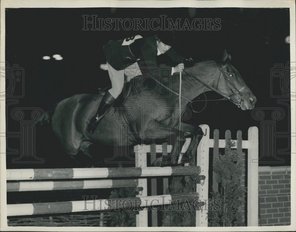 1954 Press Photo Pat Moss On &quot;Danny Boy&quot; Taking Jump During Overture Stakes - Historic Images