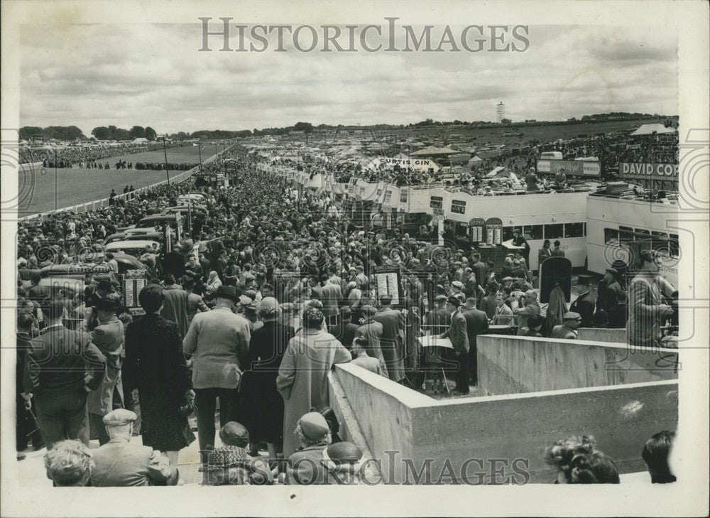 1956 Press Photo The crowds at Epsom Derby-Historic Images