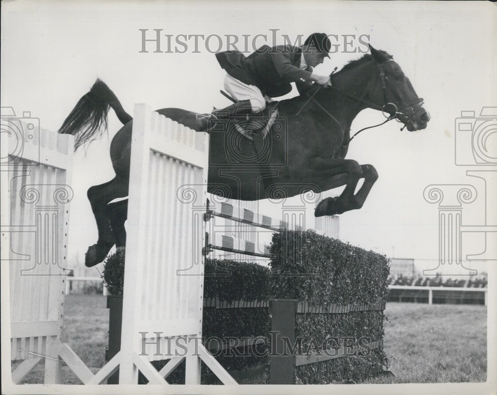 1953 H.M. White riding &quot;Nizefella&quot; in the Athlon Cup at Blackpool - Historic Images