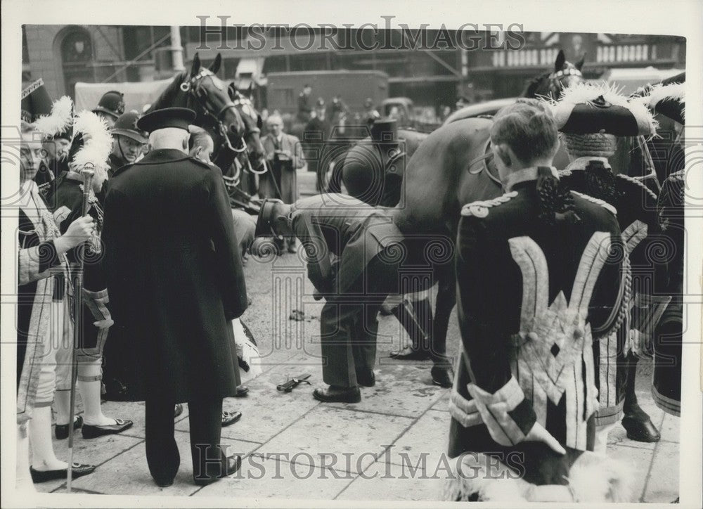 1956 Press Photo &quot; Blossom&quot;  the horse gets hoofs checked at Lord Mayor&#39;s show - Historic Images