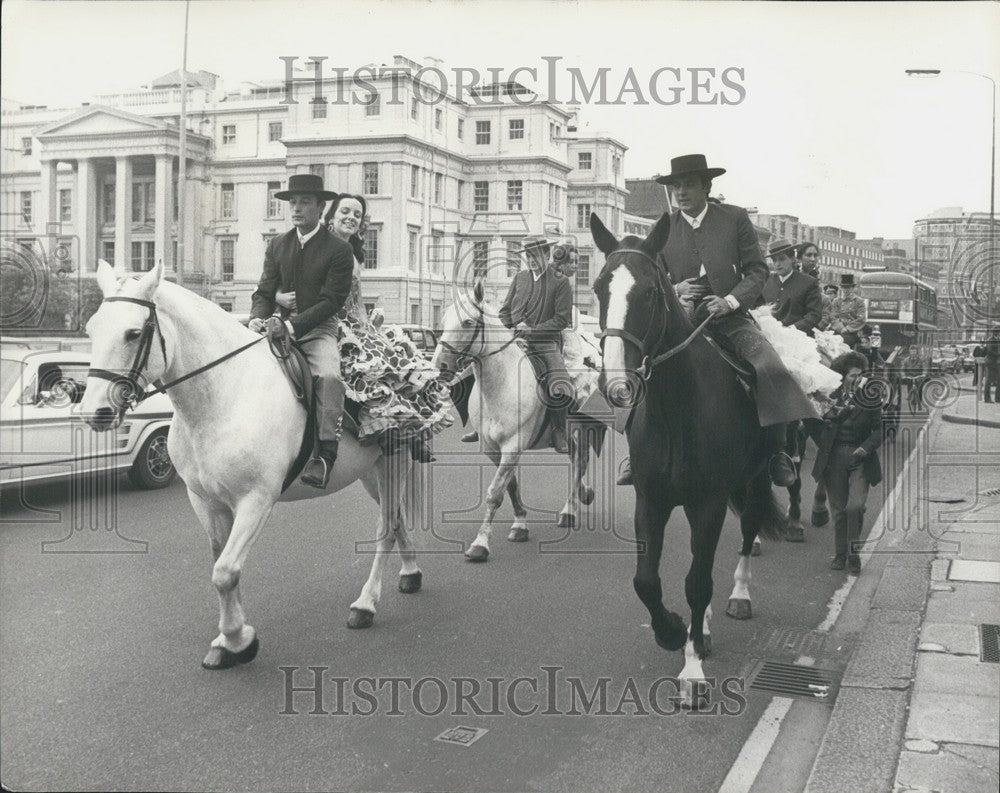 1976 Press Photo &quot;Sherry Month&quot; Opens In Piccadilly With Spanish Parade - Historic Images