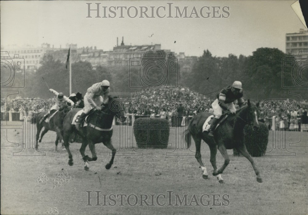 Press Photo French jockey J. Daumas rides&#39;&#39;Xanthor&quot; Steeple-chase of Paris - Historic Images