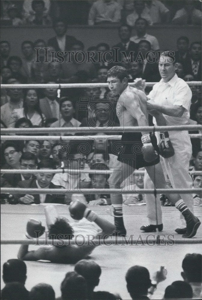 Press Photo Shozo Saijo Is Knocked Down By Antonio Gomez &amp; Fight Ends - Historic Images