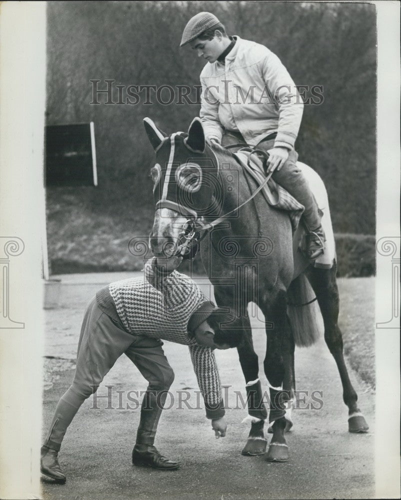 1965 Press Photo Dougie Small on top of Midias - Historic Images