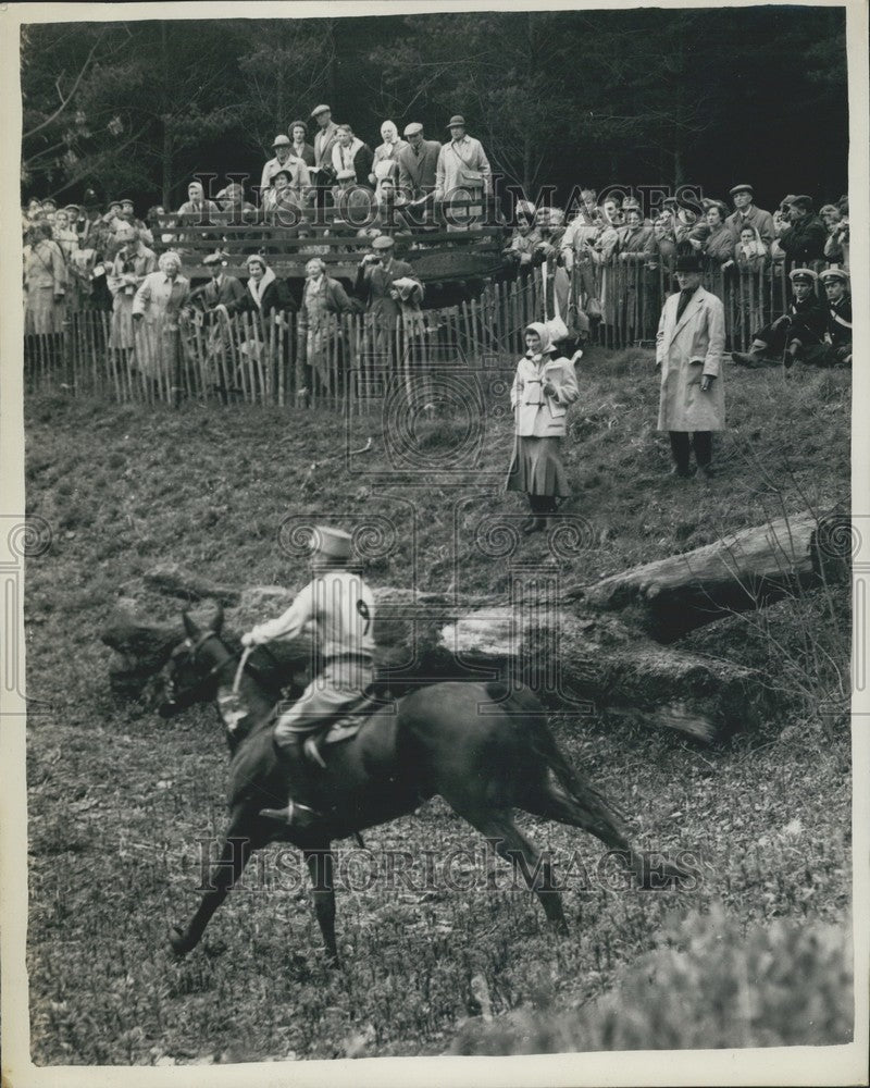 1959 Press Photo Captain G. Lefrant riding 'Farceur" at  Badminton Horse Trials - Historic Images