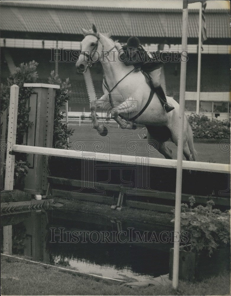 1958 &quot;Blue Cat&quot; takes the water jump - Historic Images