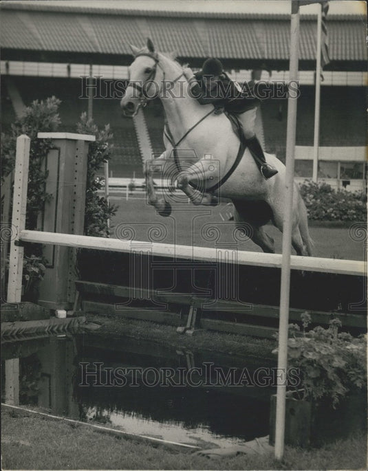 1958 "Blue Cat" takes the water jump - Historic Images