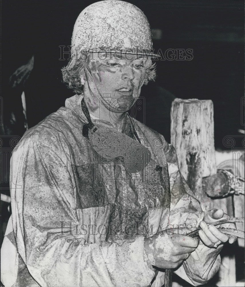 1977 Anne Tracey Australia's champion woman trotter covered in mud - Historic Images