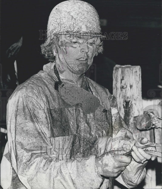 1977 Anne Tracey Australia's champion woman trotter covered in mud - Historic Images