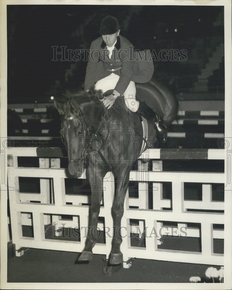 1957 Press Photo P. Robeson Riding Albany Street Clear Fence Overture Stakes-Historic Images