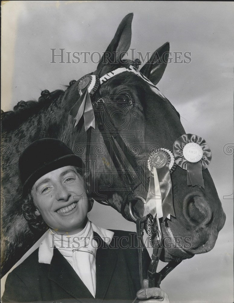 Press Photo The Hon. Diana Conolly-Carew, pictured with Ballyfine - Historic Images