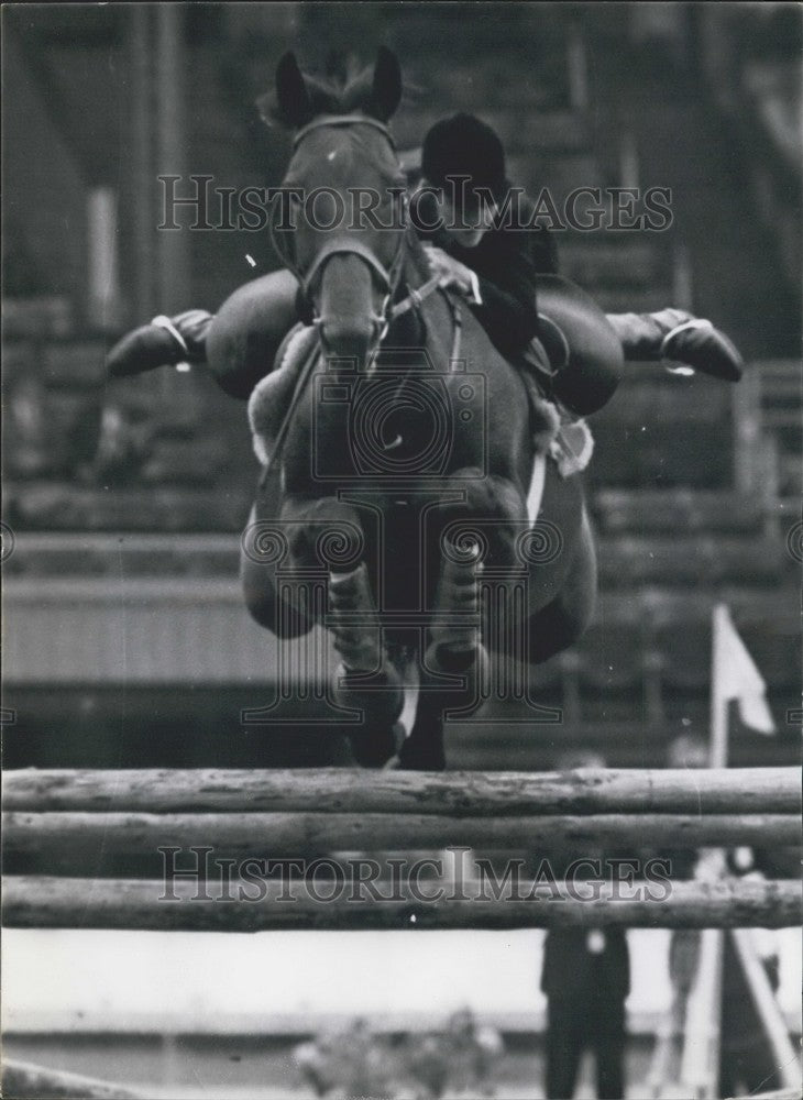 1965 Press Photo Miss S.K. de B.Page, Taking a Jump on "Jet Propelled" - Historic Images