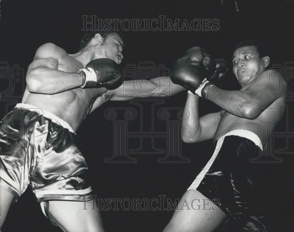 1973 Press Photo International Heavy-Weight John Conteh vs Vincente Rondon-Historic Images