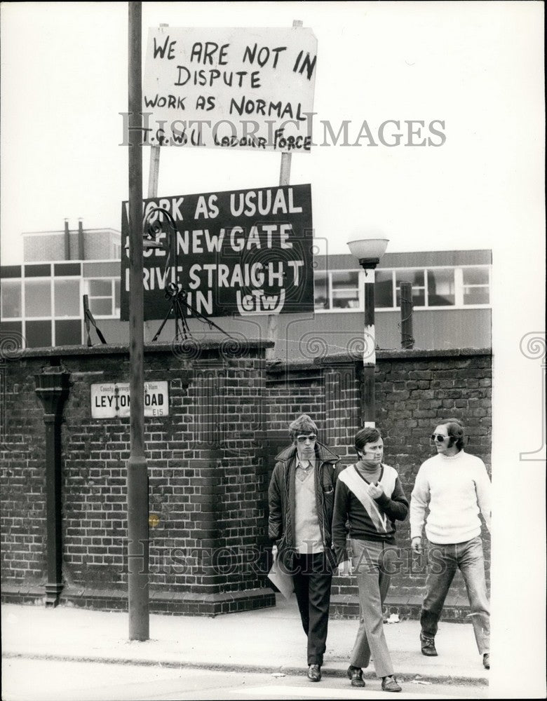 1972 three Rebel shop stewards fail to appear at court &amp; face arrest-Historic Images