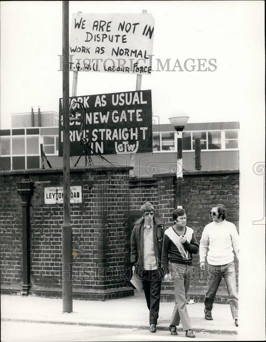 1972 three Rebel shop stewards fail to appear at court & face arrest-Historic Images