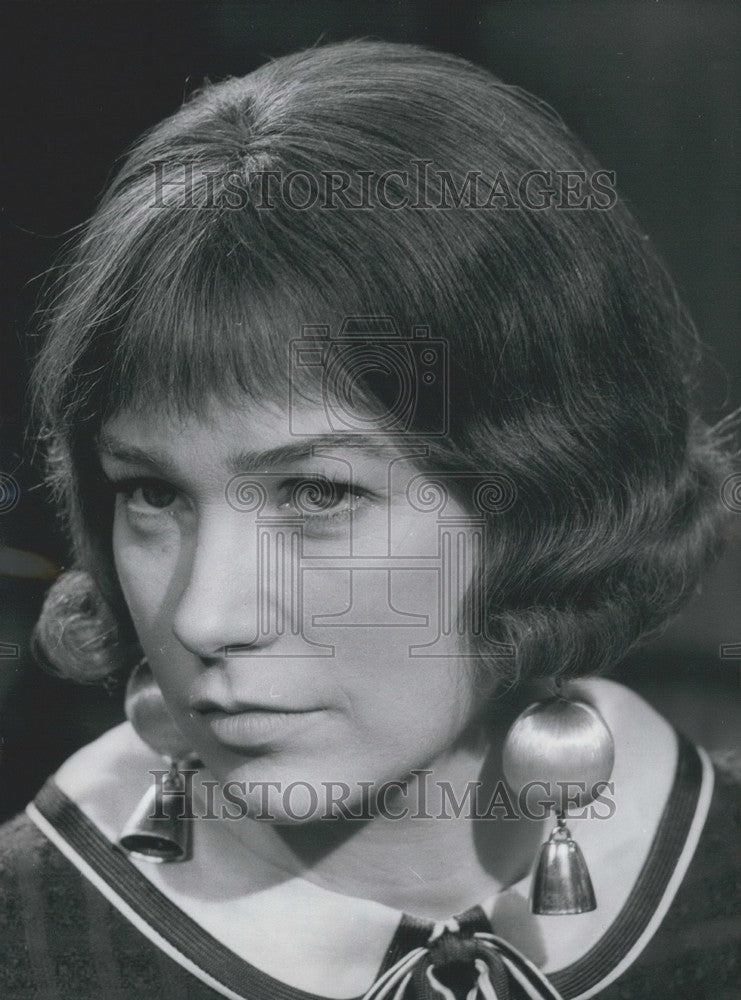 1967 Woman Times 7 Film Actress Shirley MacLaine Closeup Scene - Historic Images