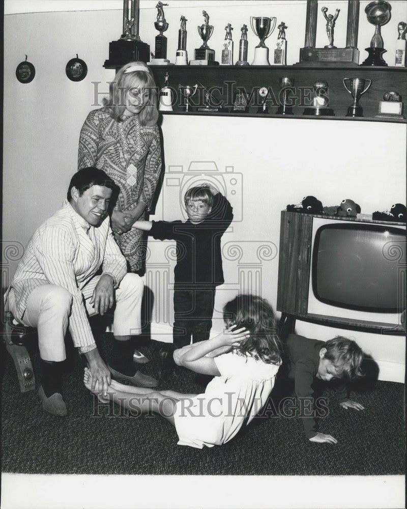 Press Photo Boxer Terry Downes with his wife and kids - Historic Images