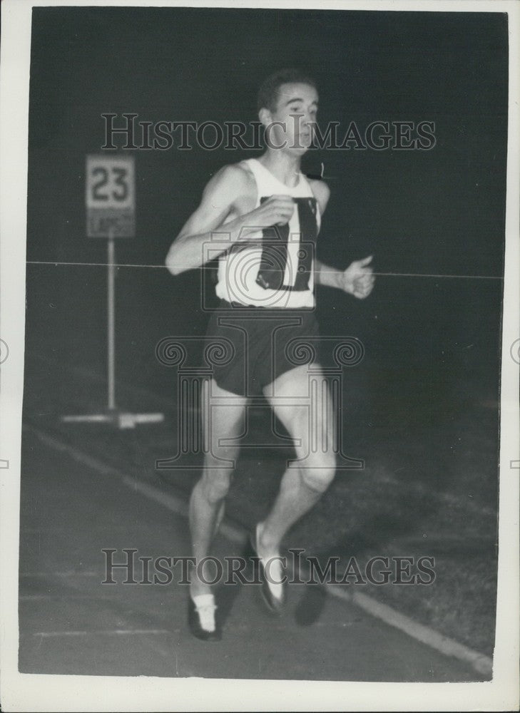 1955 Gordon Pirie beats Emil Zatopek in 10,000 metres - Historic Images