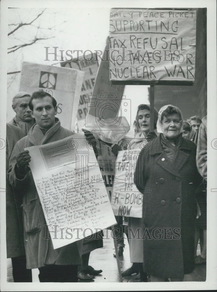 1960 Press Photo Poster Parade Nuclear Tax Refusal Declaration - Historic Images