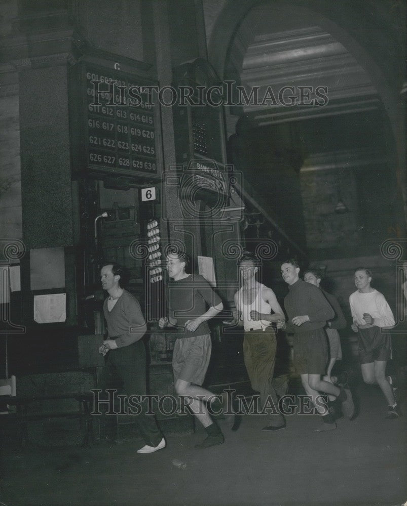 Press Photo Stock Exchange Boxing Club Members Training - Historic Images
