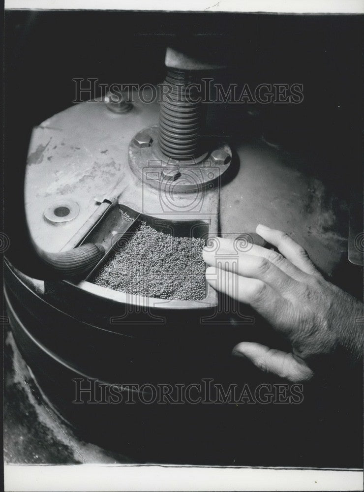 Press Photo Ballpoint Pen Manufacturing - Historic Images