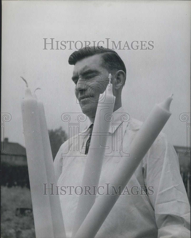 Press Photo Ben Robinson who has been making candles for Royal events - Historic Images