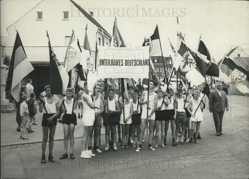 1963 Relay race with flags from West to East - Historic Images