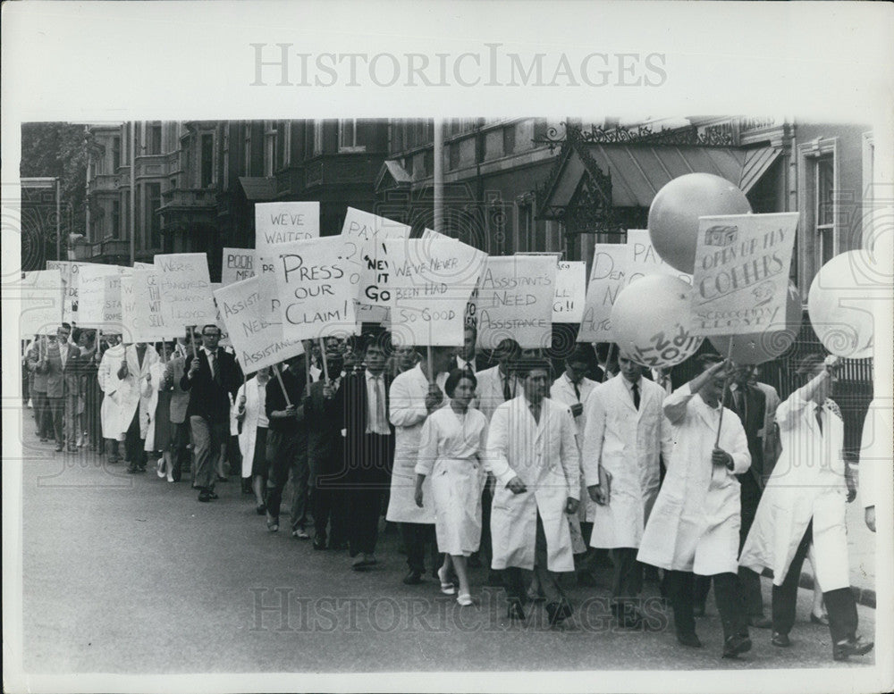 1961  5,000 Junior Government Scientists Protesting - Historic Images