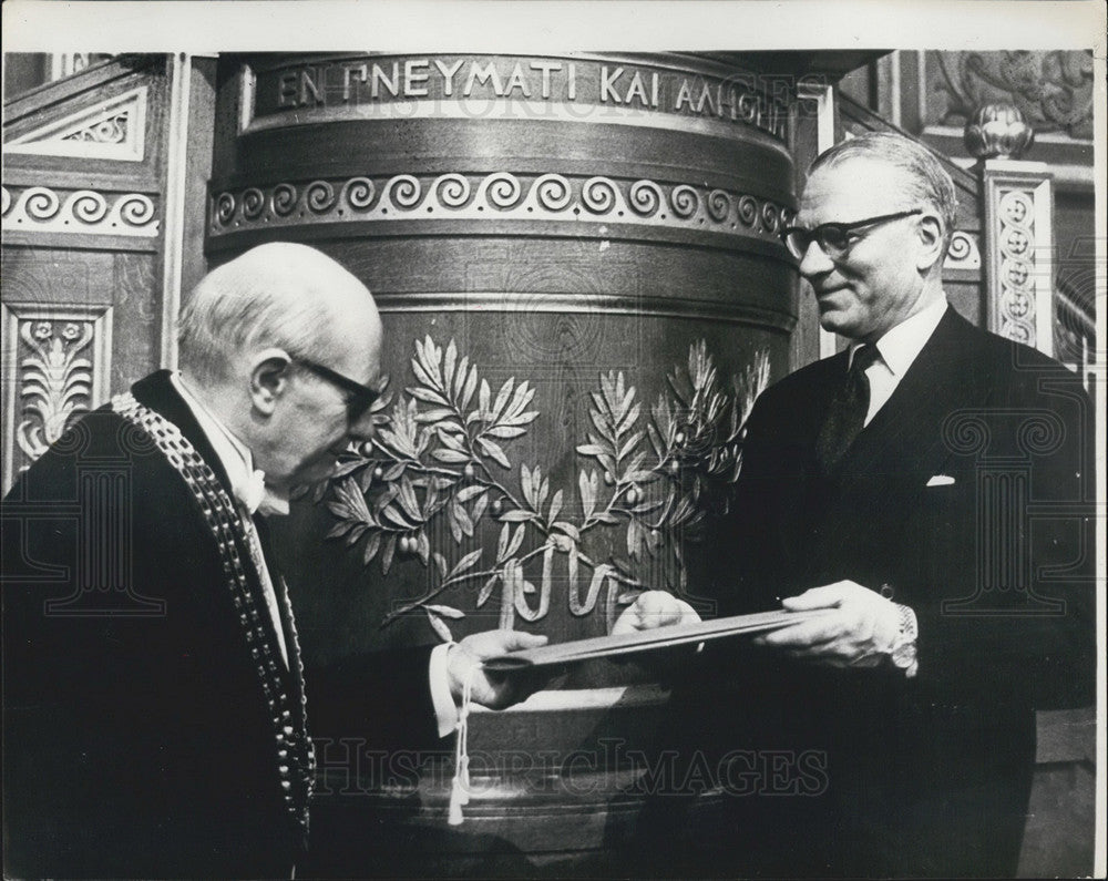 Press Photo Laurence Olivier receives the Sonning Prize from Dr. Carl Iversen - Historic Images