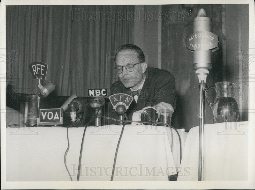 Press Photo Associated Press correspondent William Oatis - Historic Images