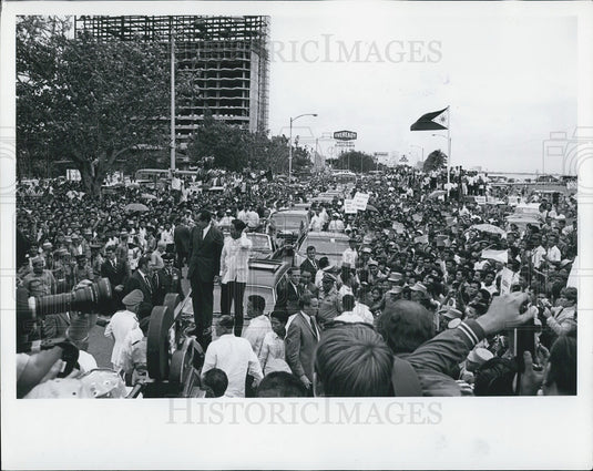1969 President Nixon Visiting Philippines President Marcos Crowds-Historic Images