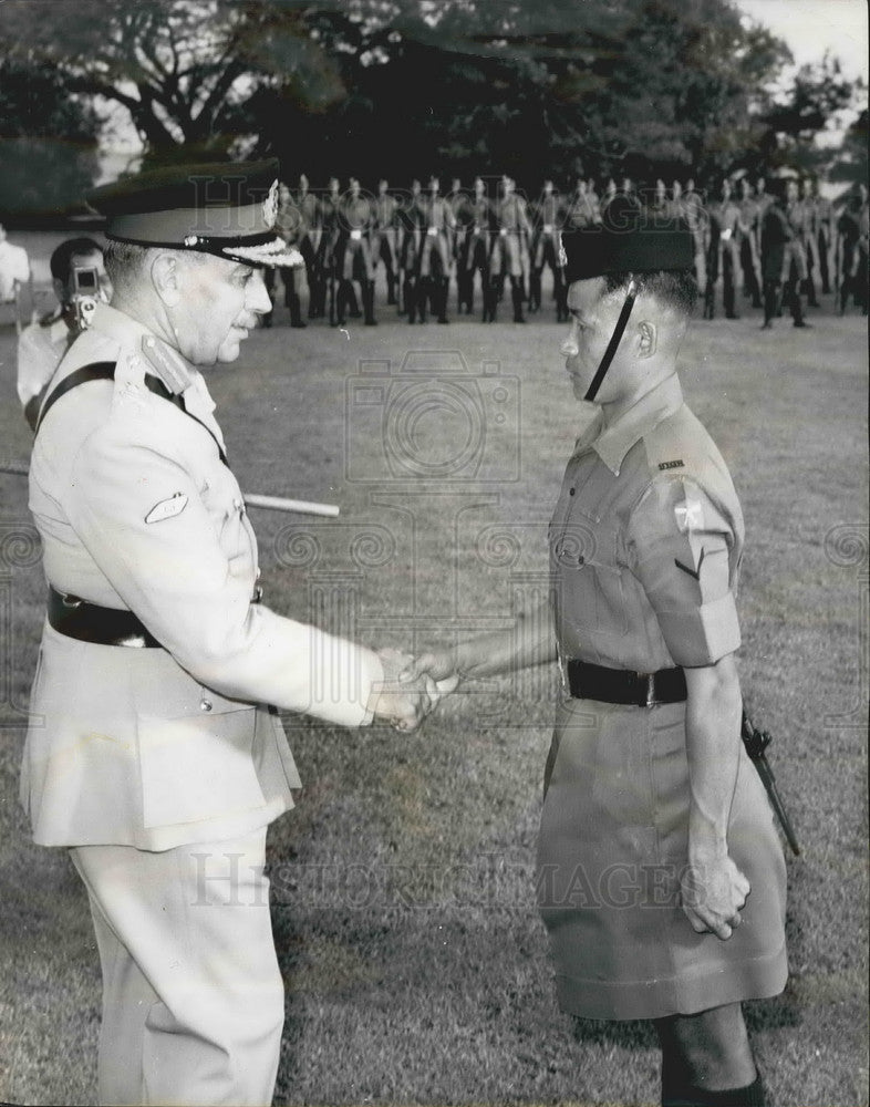 Press Photo Lieutenant General Alan Jolly Lance Corporal Limbu Far East - Historic Images