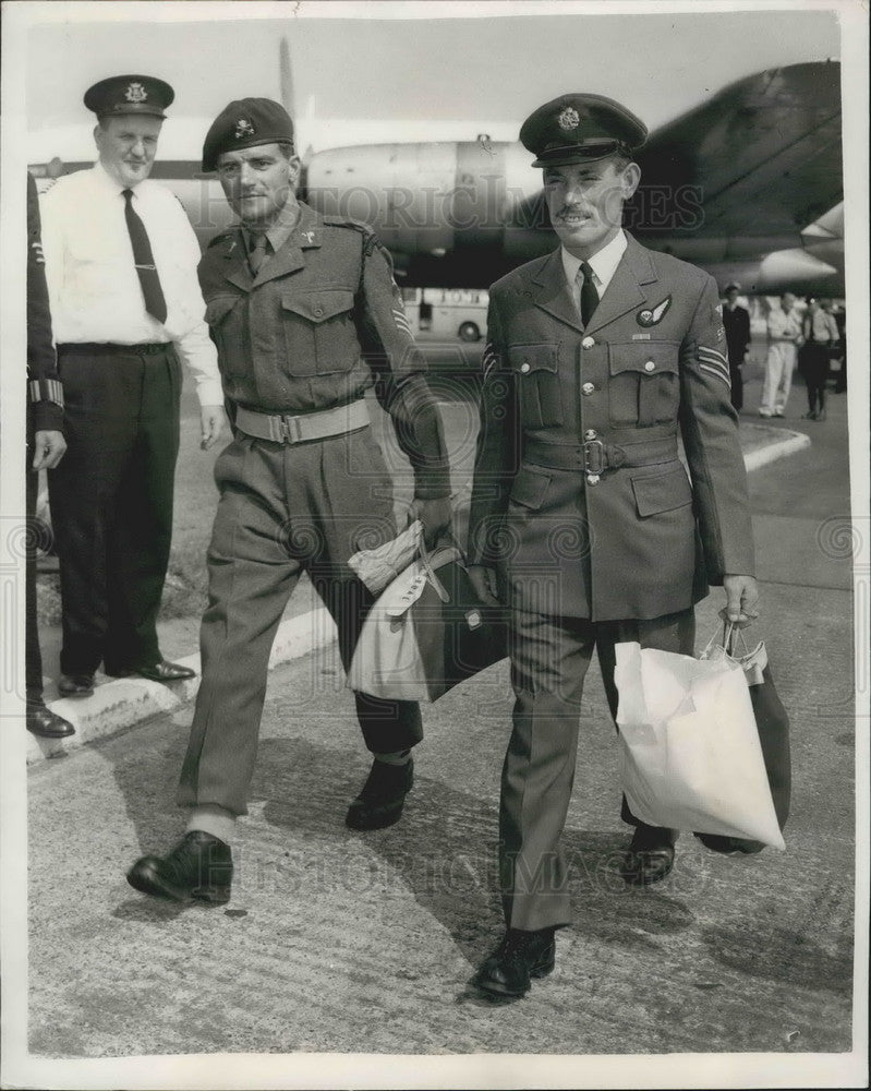 1960 Press Photo British Servicemen Mervin Evans Patrick Malone Flying To London - Historic Images